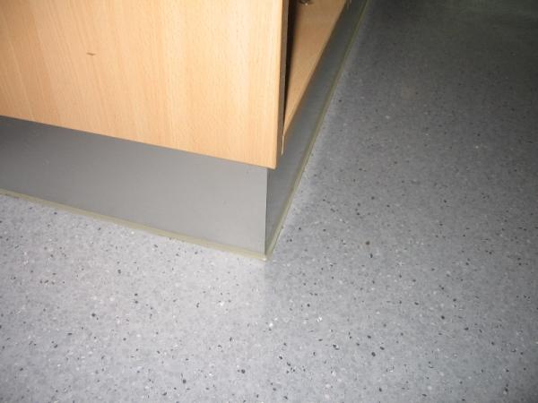Schrank-Sockel in grau 