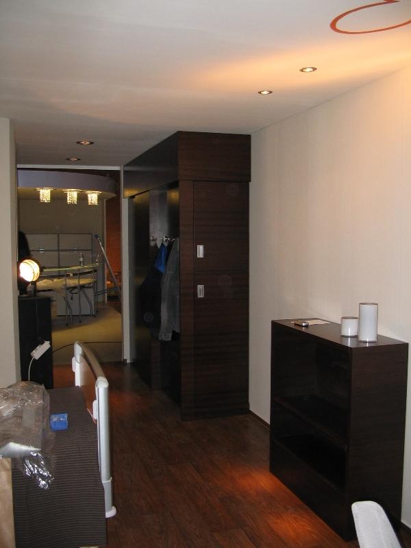 Holz-Garderobe dunkel (seitliche Ansicht)