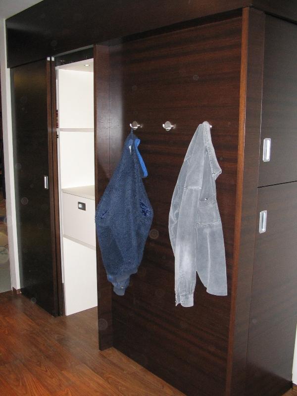 Holzgarderobe dunkel 