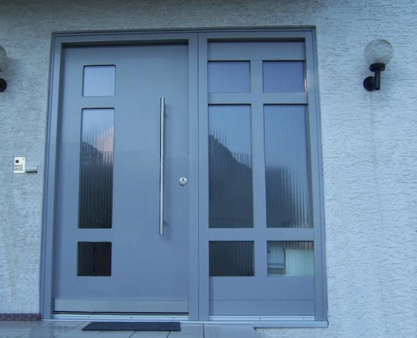 Haustür in grau mit drei Lichtausschnitten und Seitenteil mit sechs Lichtausschnitten