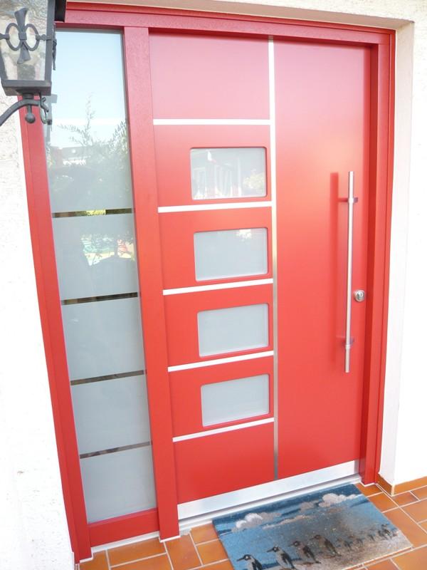Haustür in rot mit vier Milchglas-Lichtausschnitten und Milchglas-Seitenteil 