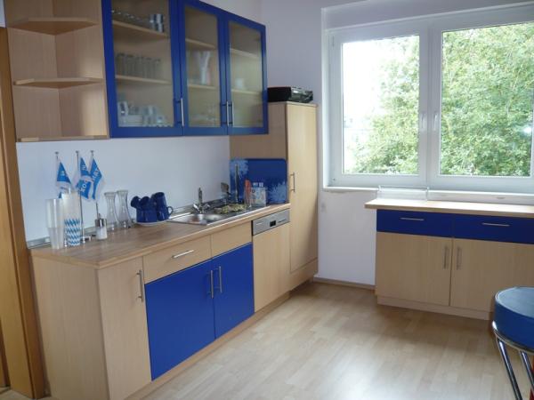 Holzküche mit blauen Elementen 