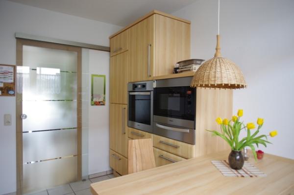 Holzküche mit Holztisch 