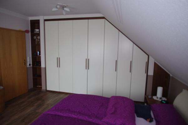 Kleiderschrank unter einer Dachschrägen