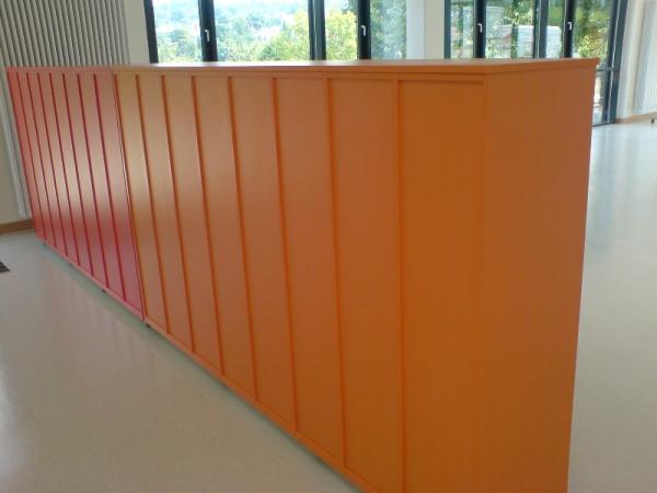 Schulranzenregal in orange und rot