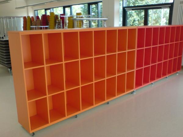 Schulranzenregal in orange und rot 
