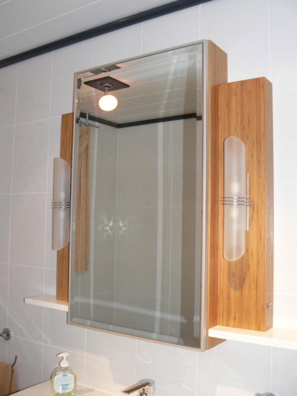 Holz-Spiegelschrank mit zwei Lampen