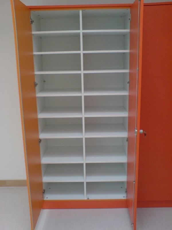 Spieleschrank in orange und rot geöffnet 