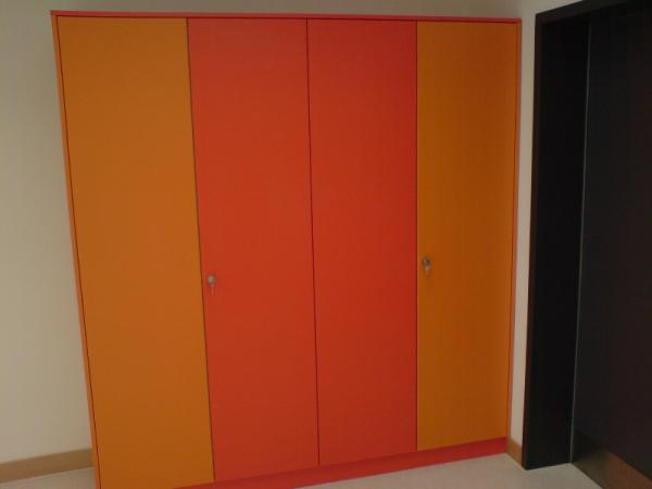 Spieleschrank in orange und rot