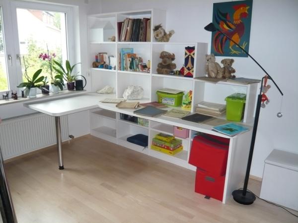 Schreibtisch in weiß mit integrierter Würfel-Kommode