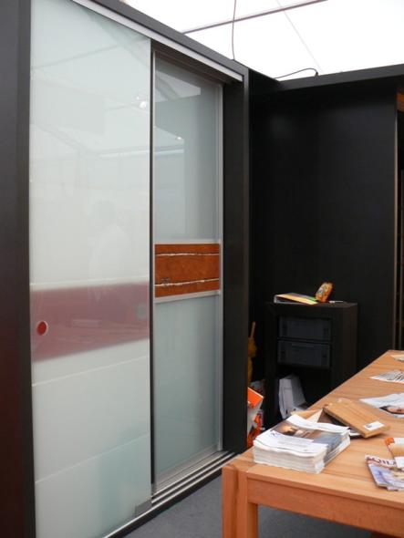 Hessentag 2009: Kleiderschrank mit Gleittüren (seitliche Ansicht)