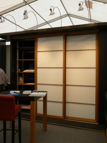 Hessentag 2009: Holz-Kleiderschrank mit Gleittüren (seitliche Ansicht)