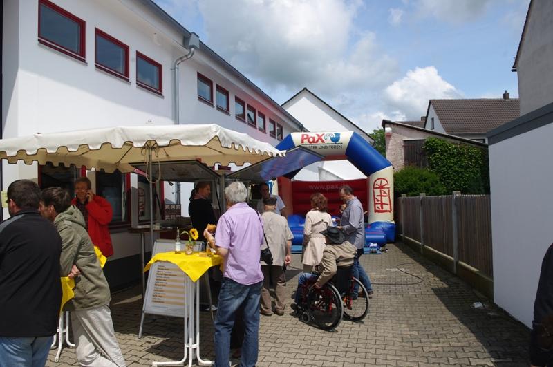 Firmenjubiläum 2013: Essensstand und Hüpfburg