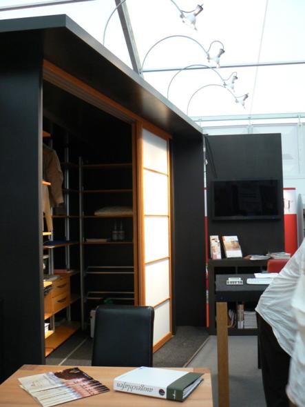 Hessentag 2009: Holz-Kleiderschrank mit Gleittüren (seitliche Ansicht)