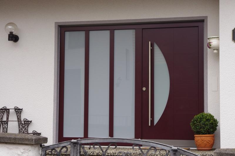 Haustür in rot mit abgerundetem Milchglas-Lichtausschnitt und drei Milchglas-Seitenteile links