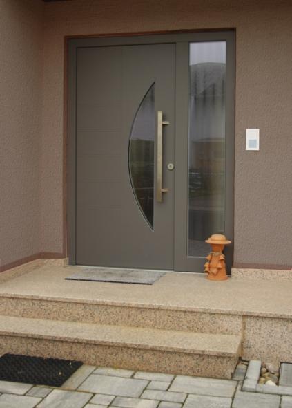 Haustür in grau mit abgerundetem Lichtausschnitt und Glas-Seitenteil