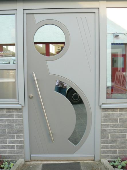 Haustür in zwei Grau-Tönen und zwei spiegelnden Ausschnitten