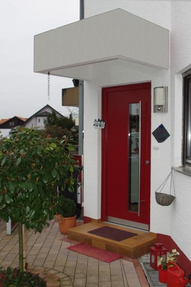 Haustür in rot mit Lichtausschnitt