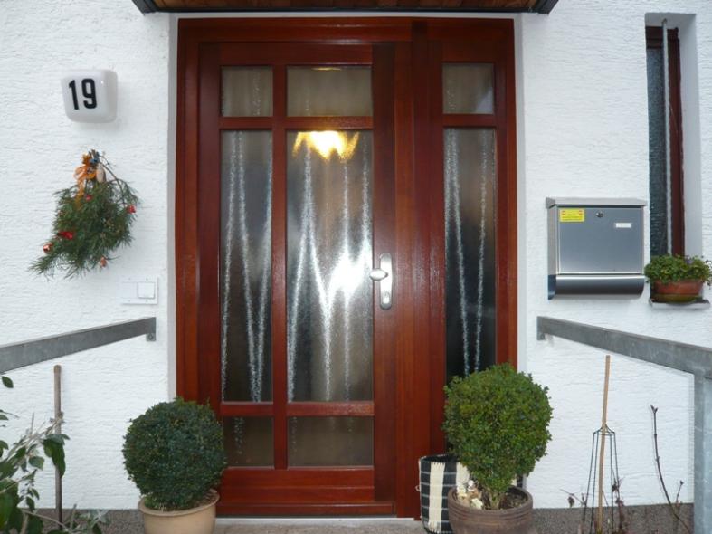 Holz-Haustür mit sechs Lichtausschnitten und Seitenteil mit drei Lichtausschnitten