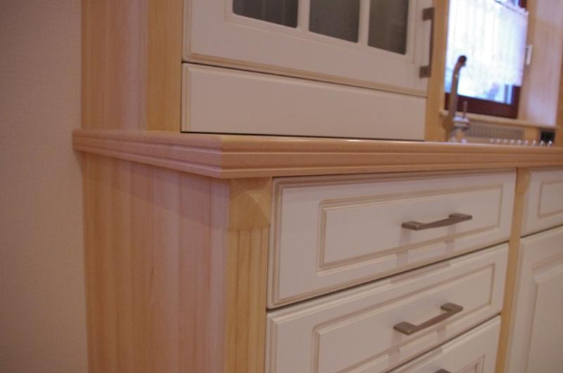 Beschläge für Holzküche mit weißen Schubladen