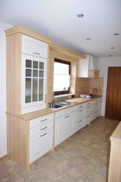 Holzküche mit weißen Schubladen und Türen