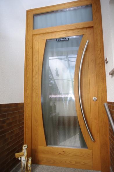 Holzhaustür mit breitem Lichtausschnitt