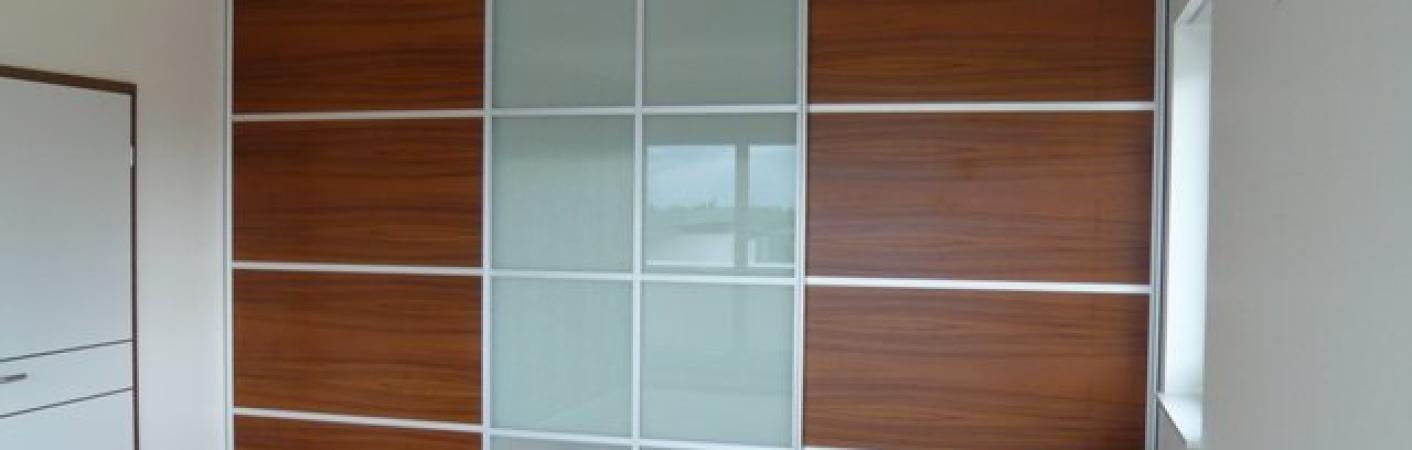 Kleiderschrank mit Gleittüren